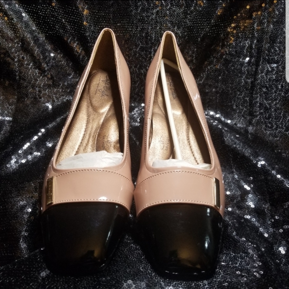 Soft Style (a hush puppy company) tan w/ black toe patent shoe. Size 11